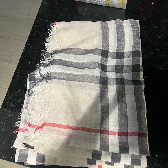 Burberry - Picture 3 of 4